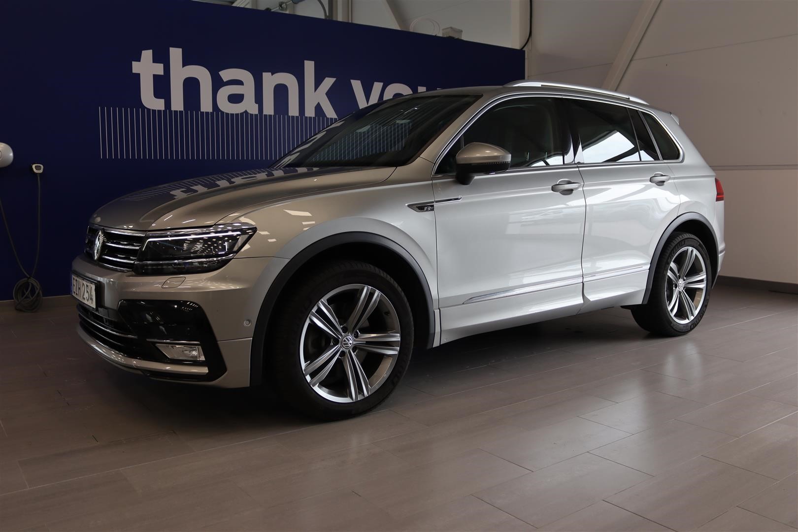Volkswagen Tiguan R-Line AWD Panorama Eldrag D-Värmare 360 Kamera Elstol Minne