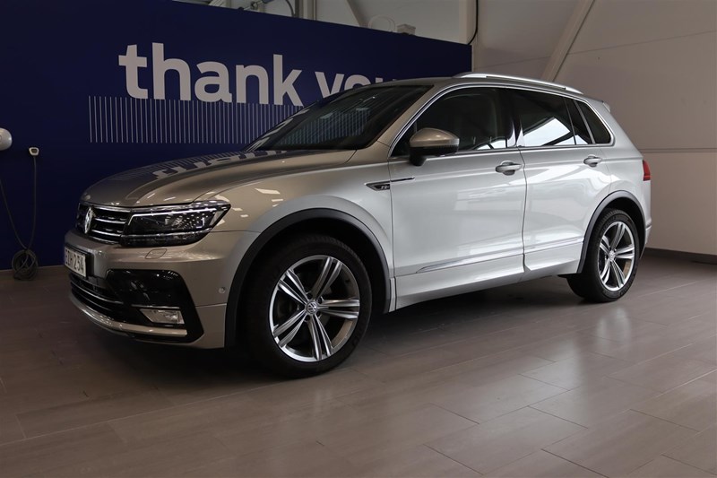 Volkswagen Tiguan R-Line AWD Panorama Eldrag D-Värmare 360 Kamera Elstol Minne