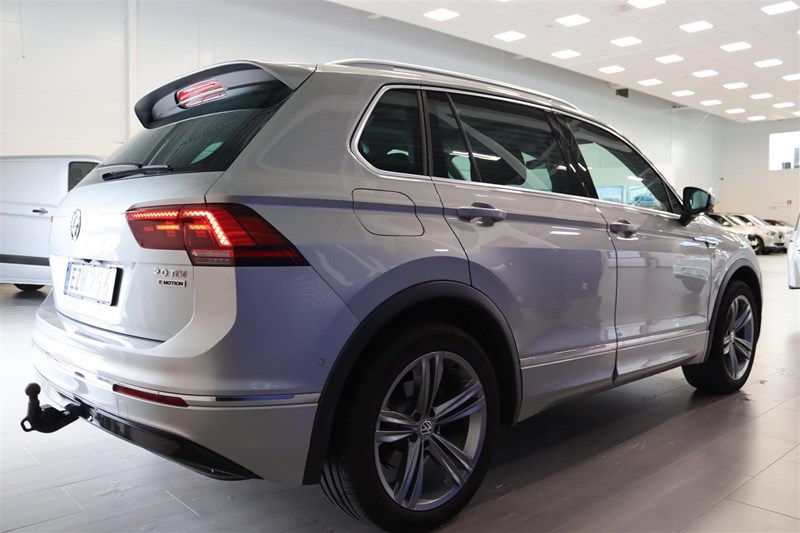 Volkswagen Tiguan R-Line AWD Panorama Eldrag D-Värmare 360 Kamera Elstol Minne_3