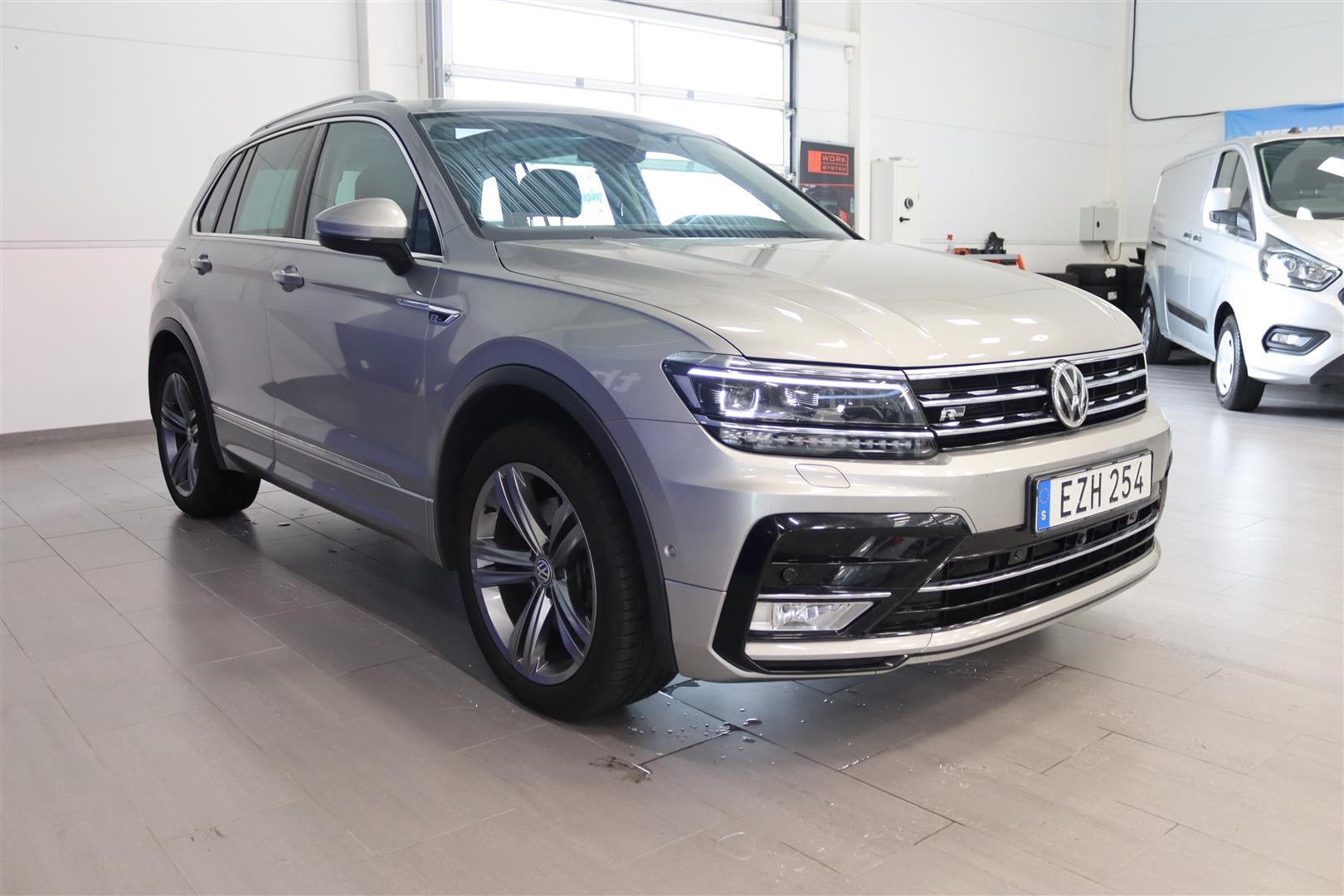Volkswagen Tiguan R-Line AWD Panorama Eldrag D-Värmare 360 Kamera Elstol Minne_4