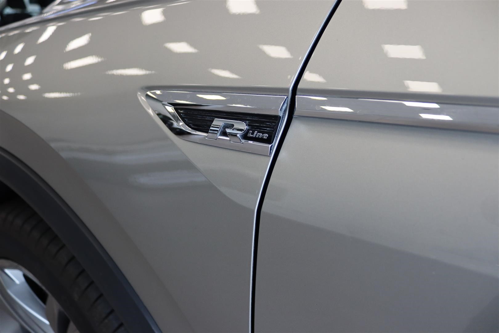 Volkswagen Tiguan R-Line AWD Panorama Eldrag D-Värmare 360 Kamera Elstol Minne_7