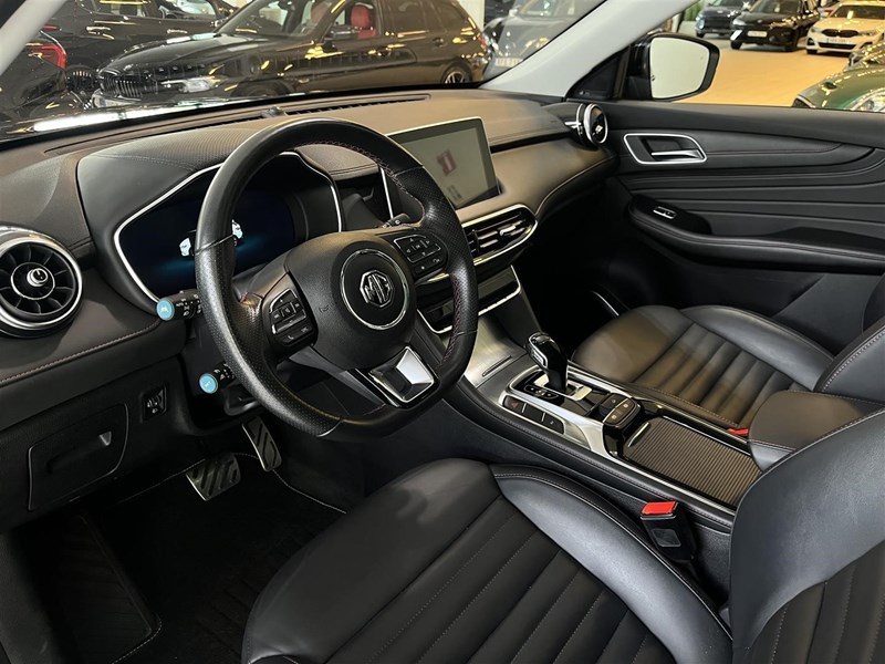MG EHS PHEV Luxury Pebble Black Adaptiv Farthållare Panoramatak_1