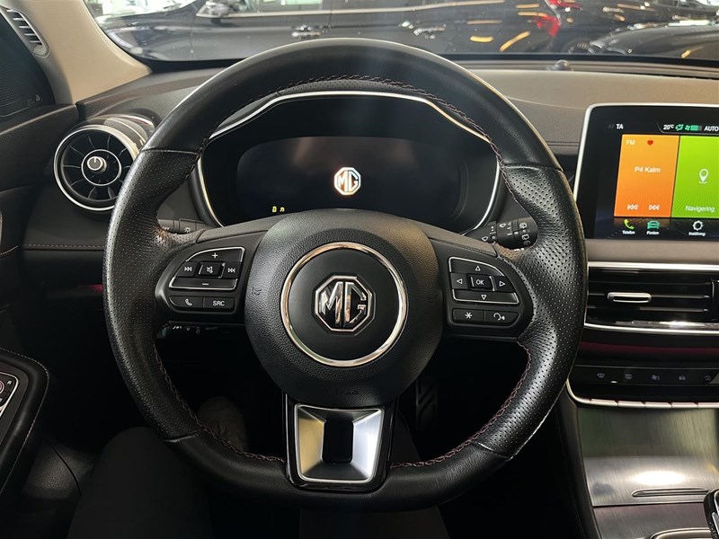 MG EHS PHEV Luxury Pebble Black Adaptiv Farthållare Panoramatak_13