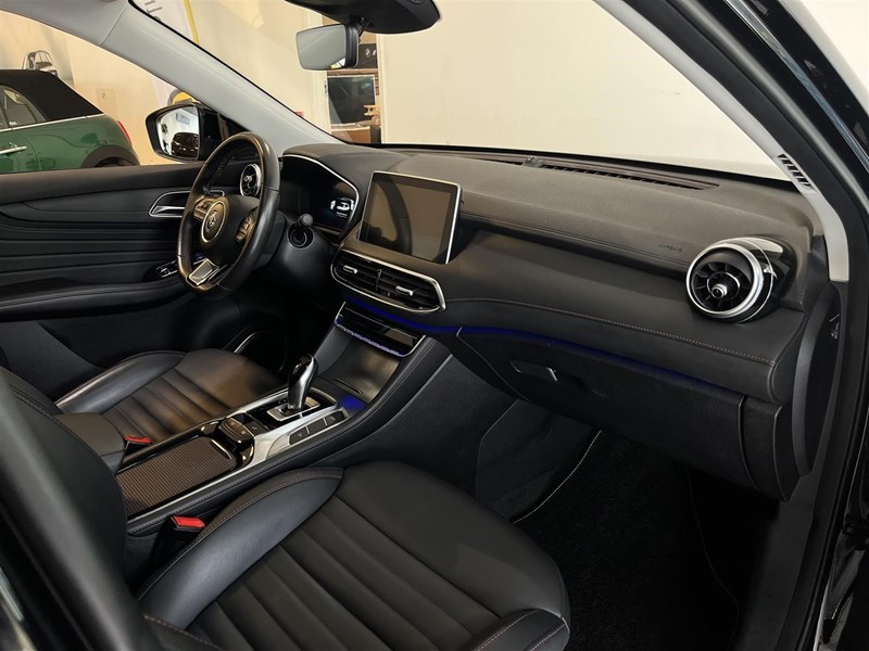 MG EHS PHEV Luxury Pebble Black Adaptiv Farthållare Panoramatak_17