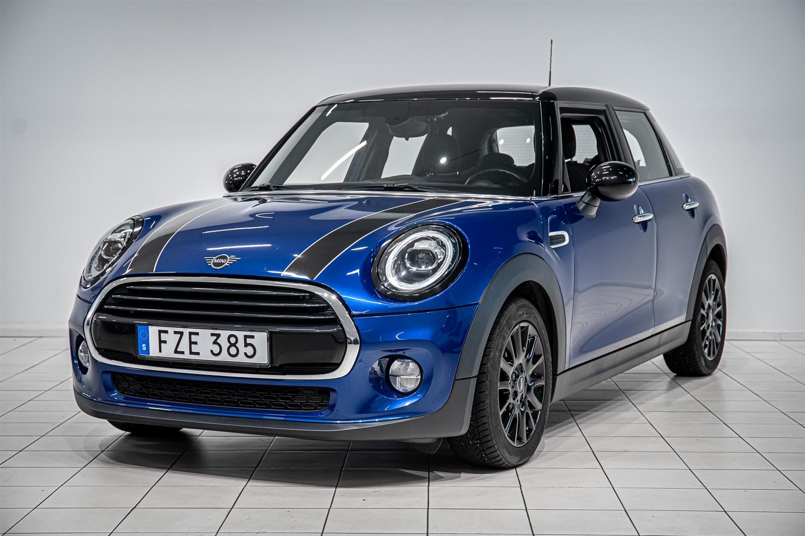 MINI Cooper 5dr Essential Edit