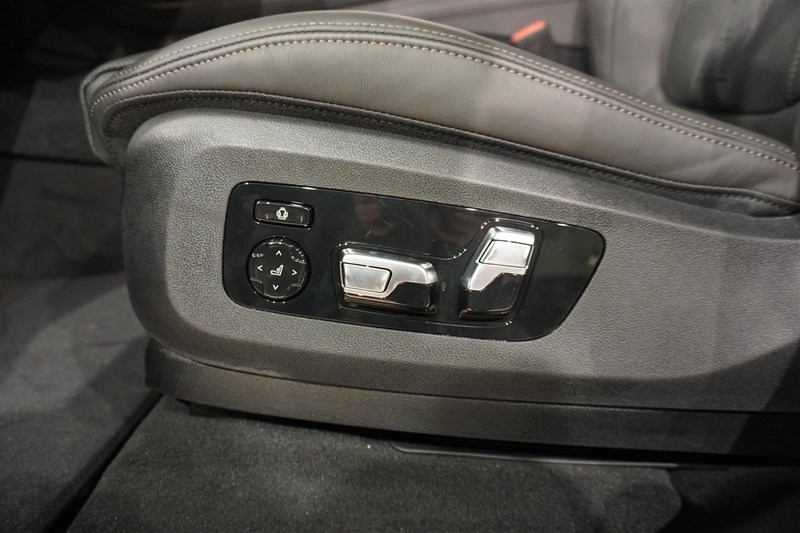 M60i xDrive Exclusive Comfort Bw Drag_11