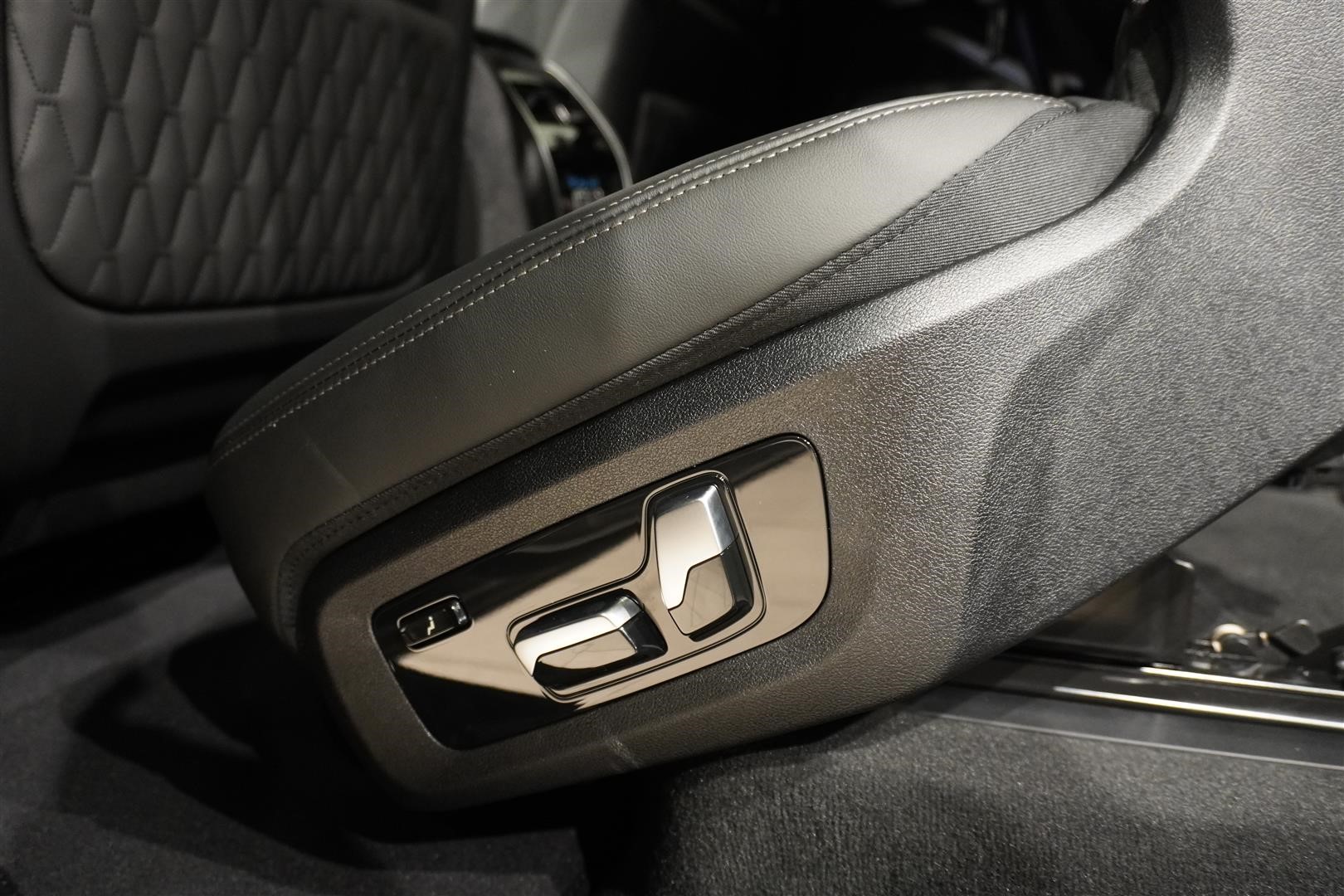 M60i xDrive Exclusive Comfort Bw Drag_15