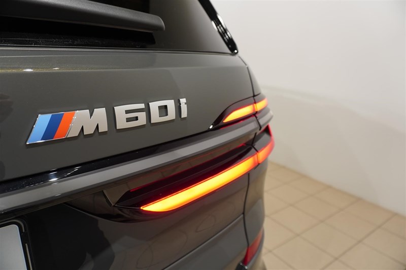 M60i xDrive Exclusive Comfort Bw Drag_25
