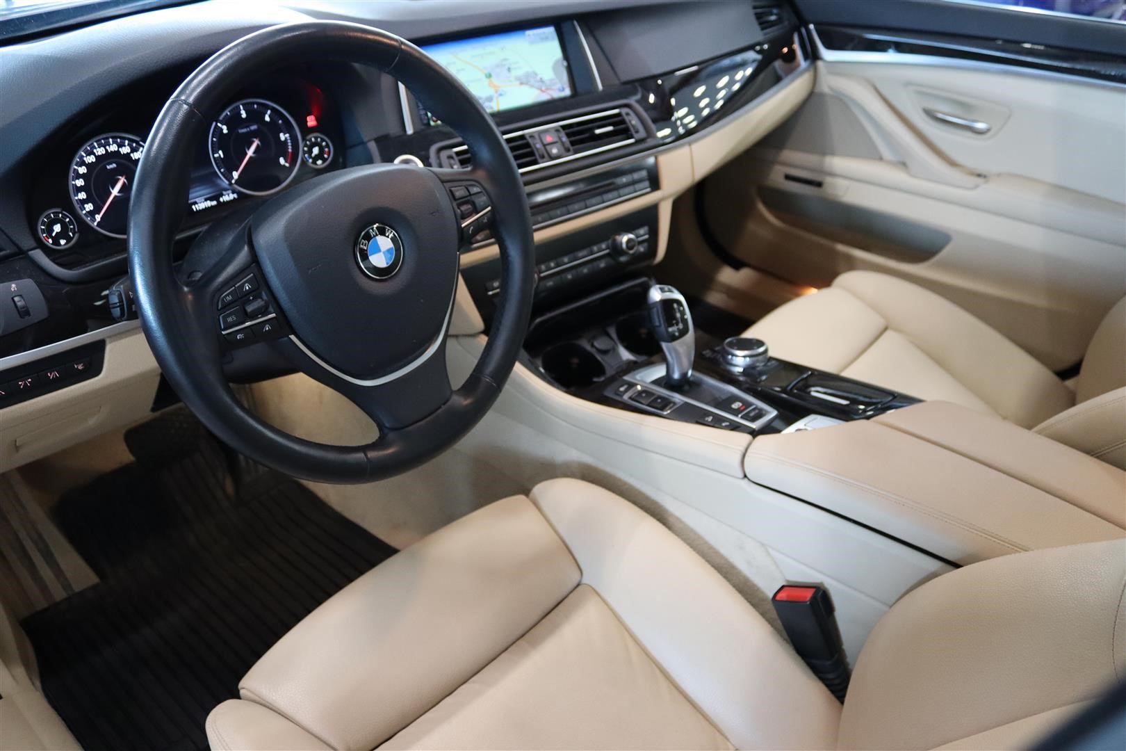 BMW 530d xDrive Komfortstolar Nightv. Head UP hk Värm. SE Utr_2