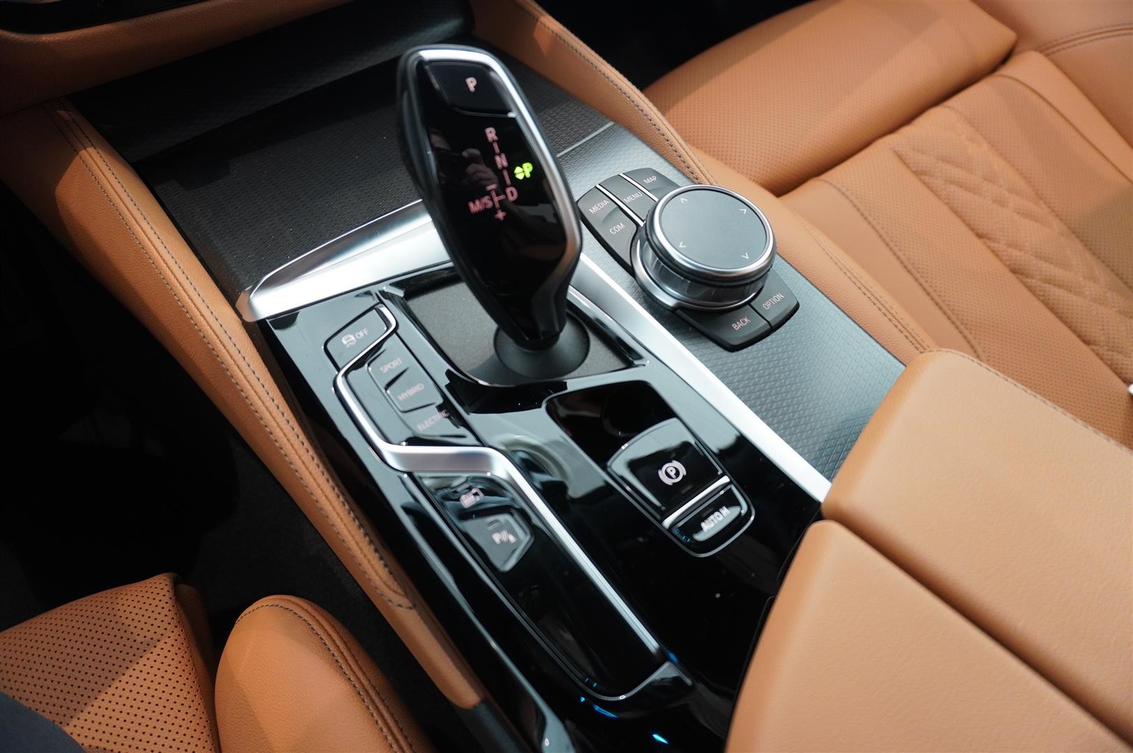 Sedan M-Sport Dragkrok Navigation HiFi Parking Assist_7