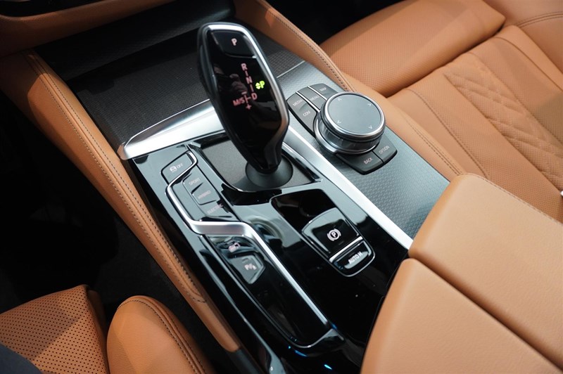 Sedan M-Sport Dragkrok Navigation HiFi Parking Assist_7