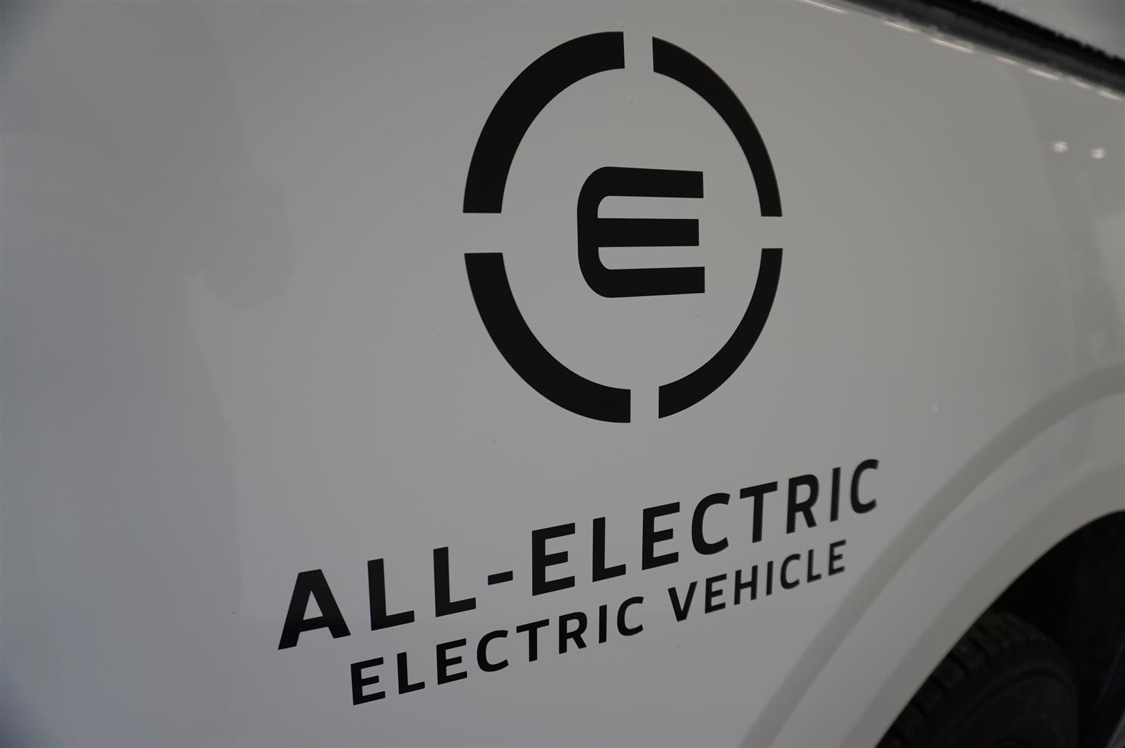 E-Custom Skåp Trend 320s Swb Elmotor 100kW 136hk 1-Vxl Rwd El_14