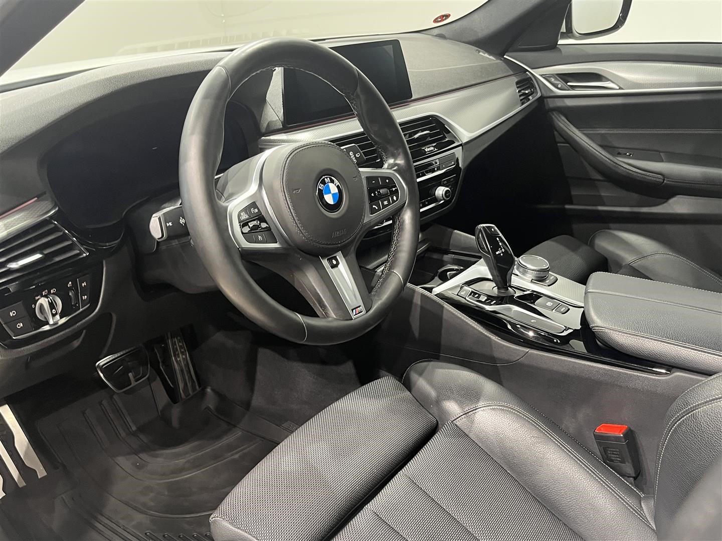 BMW 520d xDrive Touring M Sport Drag Värmare HiFi B-Kamera_3