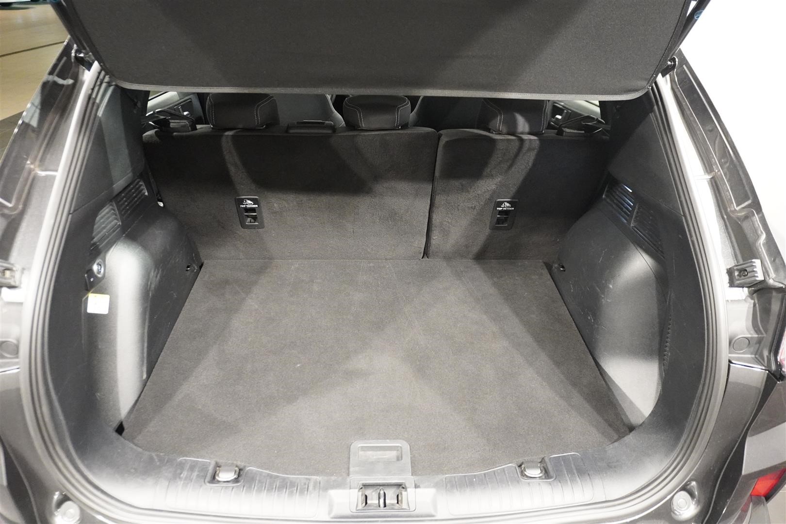 Plug-In Hybrid Titanium CVT_5