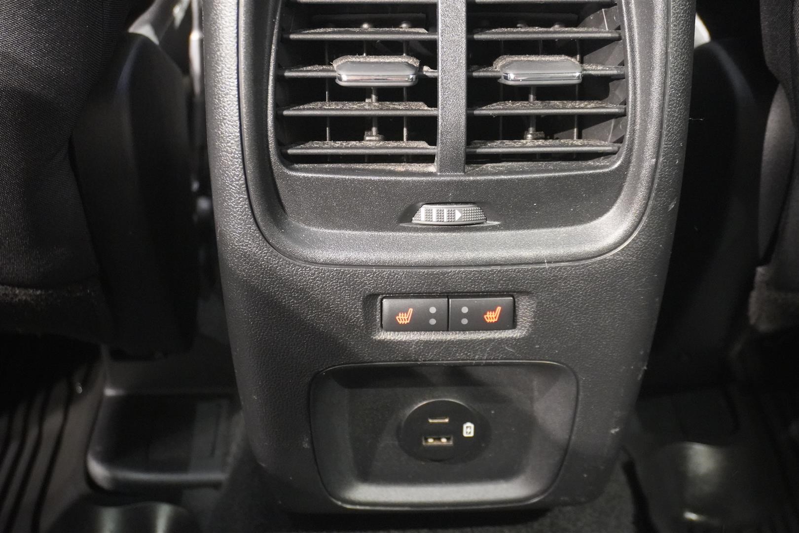 Plug-In Hybrid Titanium CVT_10