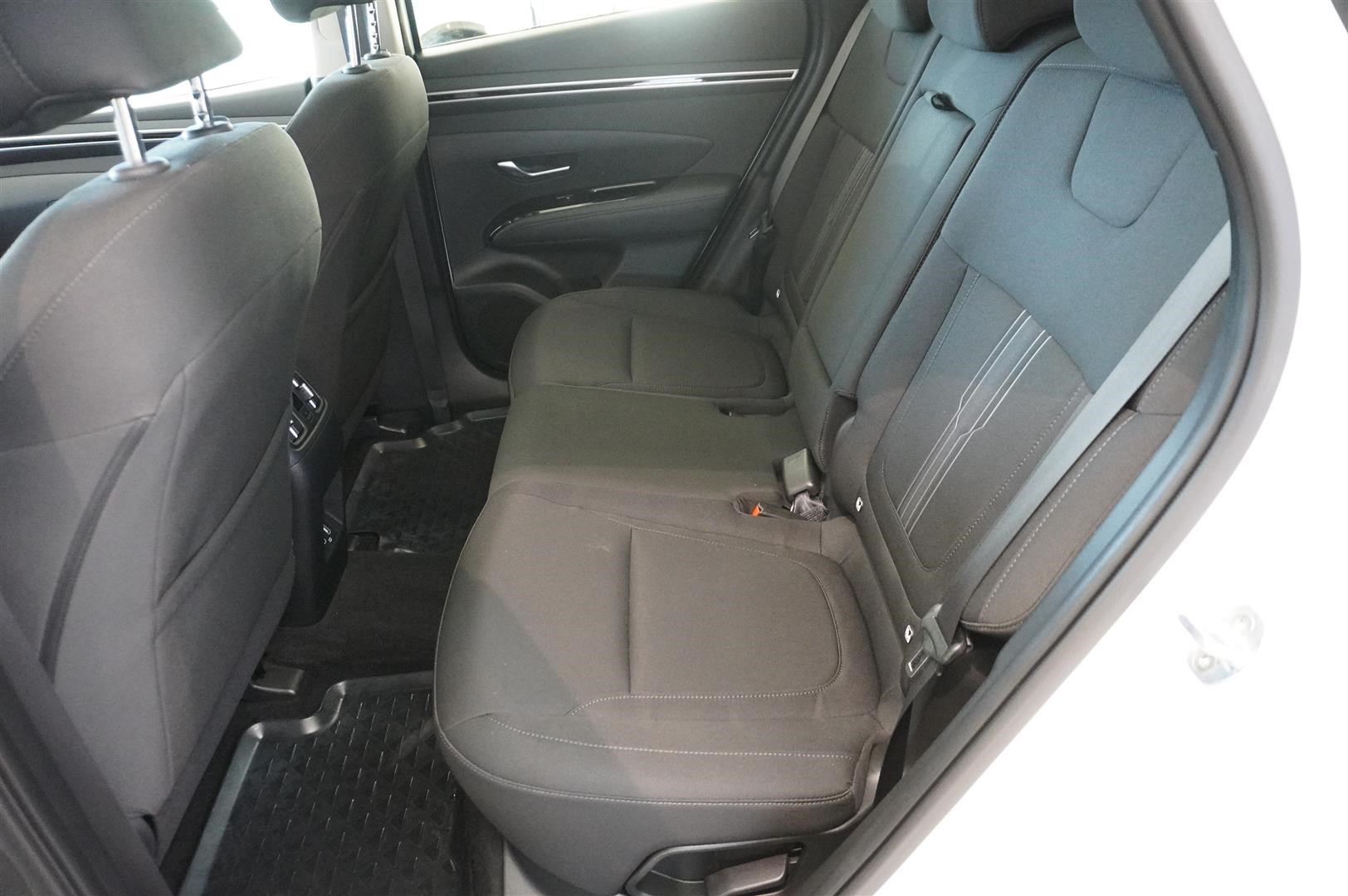 PHEV AWD Essential Drag_5