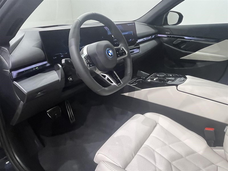 Touring M Sport Pro Innovation Panorama Drag_3