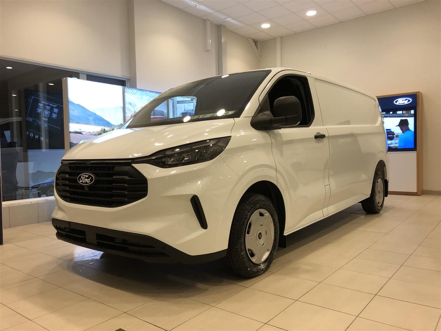 Skåp Trend 320l LWB 2.0l Ecoblue 170hk 8AT AWD Diesel Holmgrens Edition