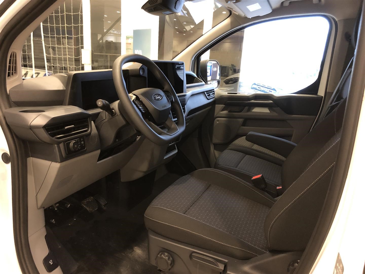 Skåp Trend 320l LWB 2.0l Ecoblue 170hk 8AT AWD Diesel Holmgrens Edition_1