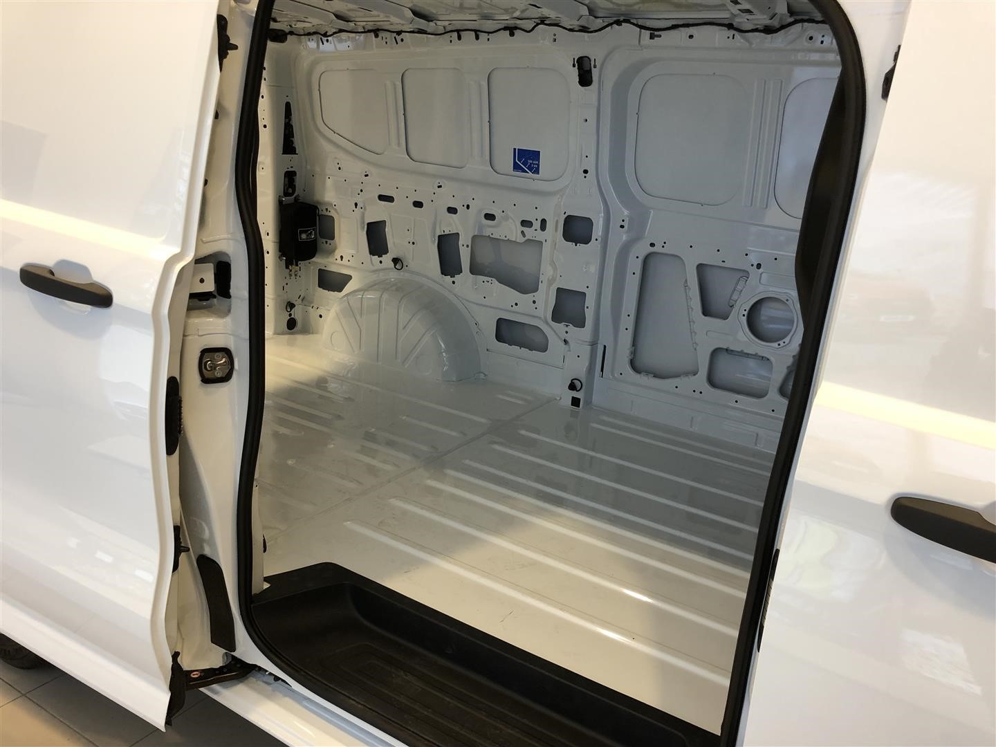Skåp Trend 320l LWB 2.0l Ecoblue 170hk 8AT AWD Diesel Holmgrens Edition_14
