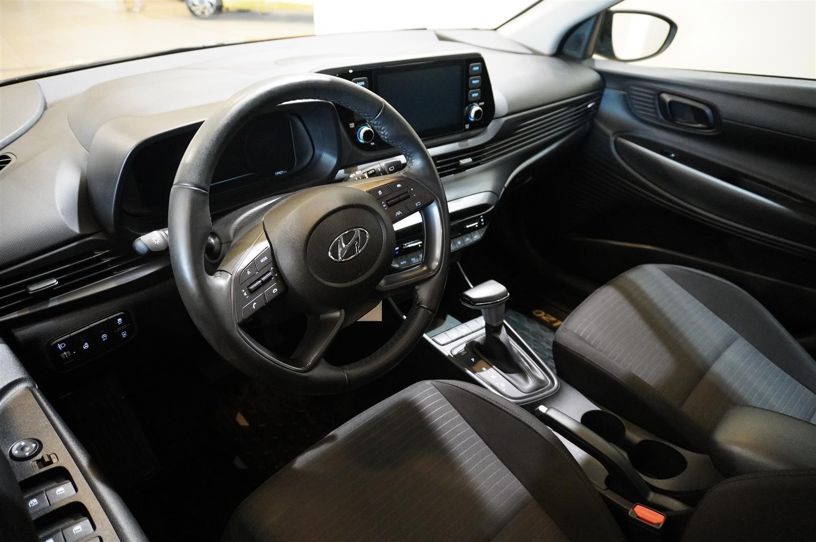 5 Doors 1.0 T-GDi 7DCT MHEV Essential_1