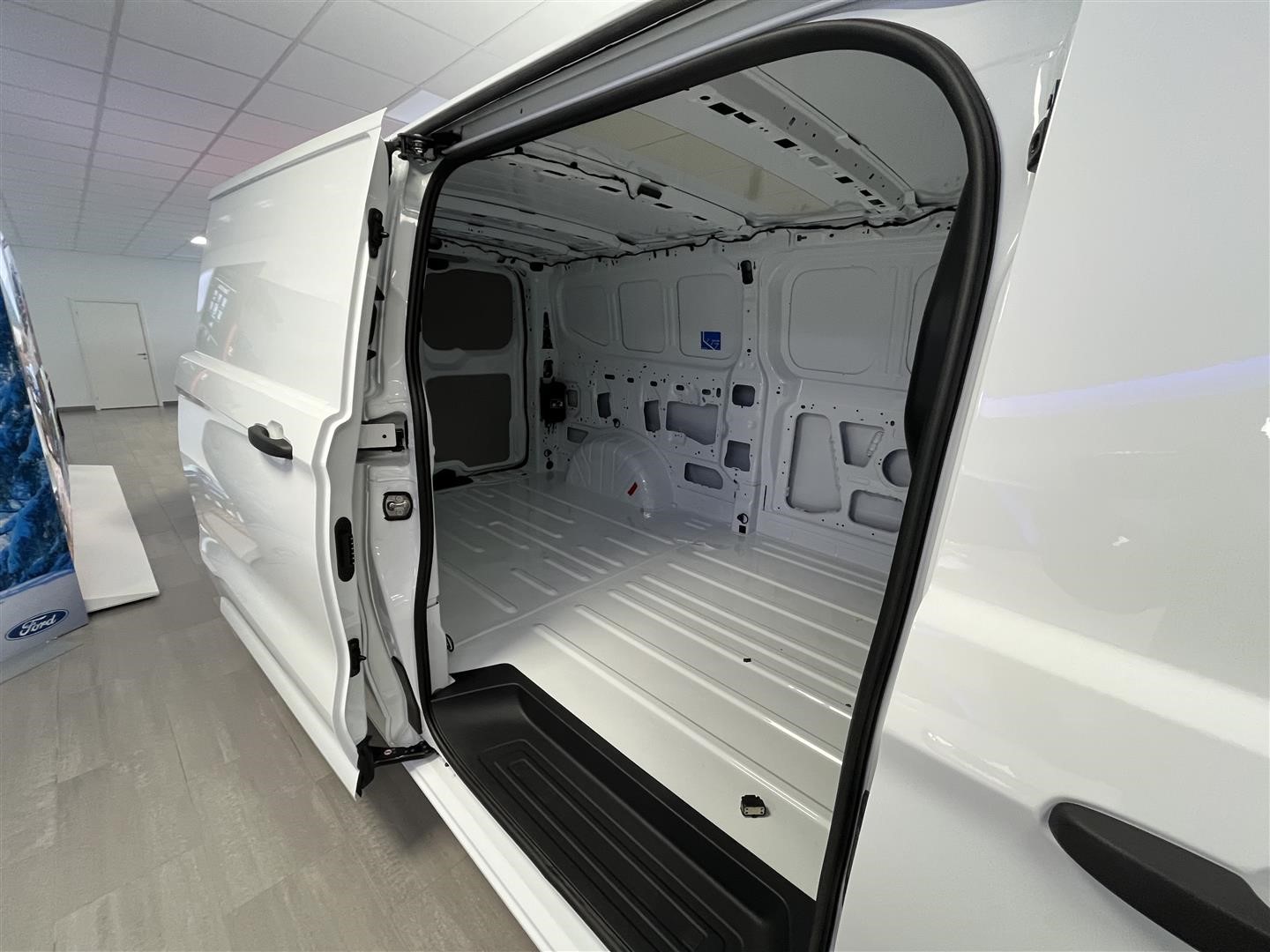 Skåp Trend 320l LWB 2.0l Ecoblue 170hk 8AT AWD Diesel_3