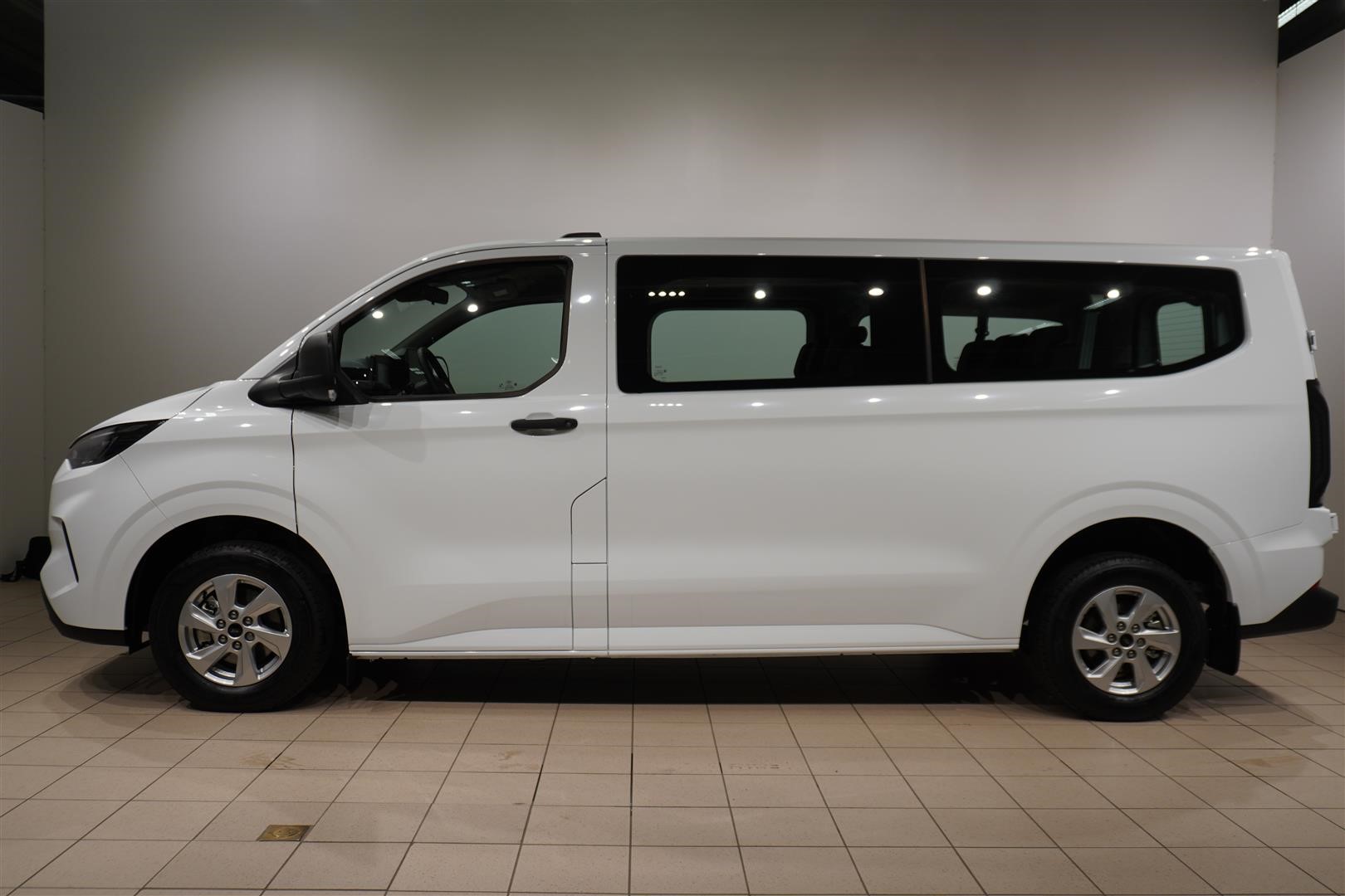 Kombi Minibuss Trend 320l LWB 2.0l 170hk 8AT FWD Diesel_1
