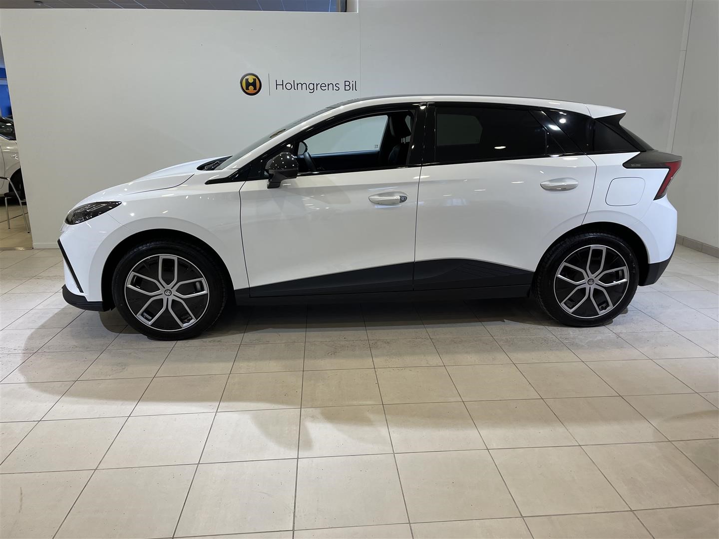 Trophy Extended Range 77kWh_3