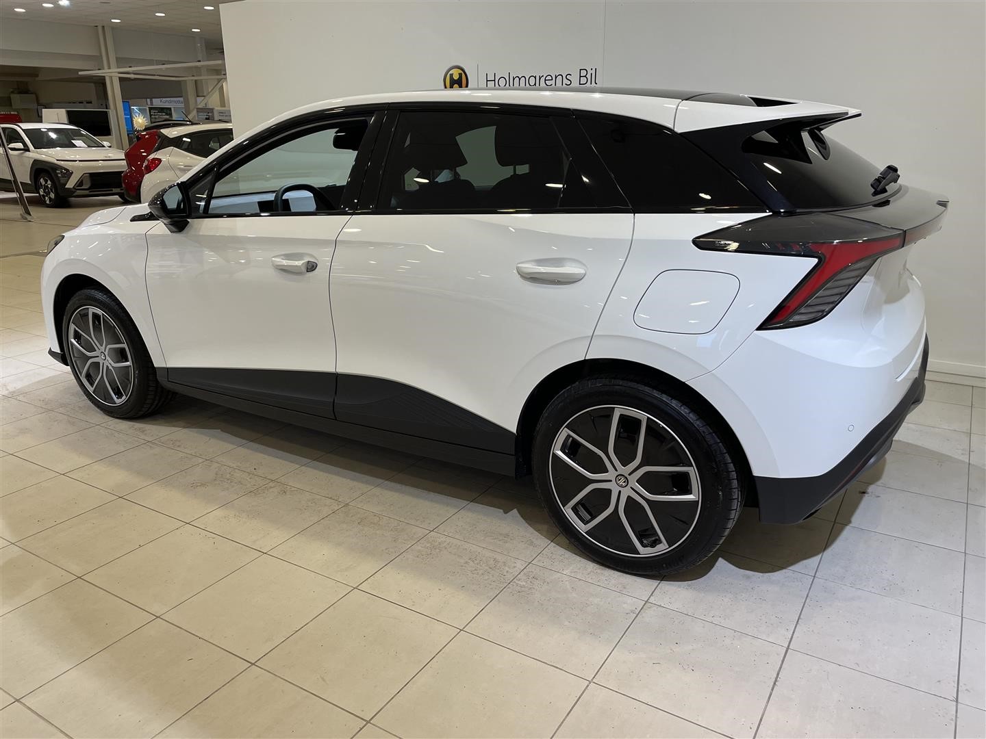 Trophy Extended Range 77kWh_4