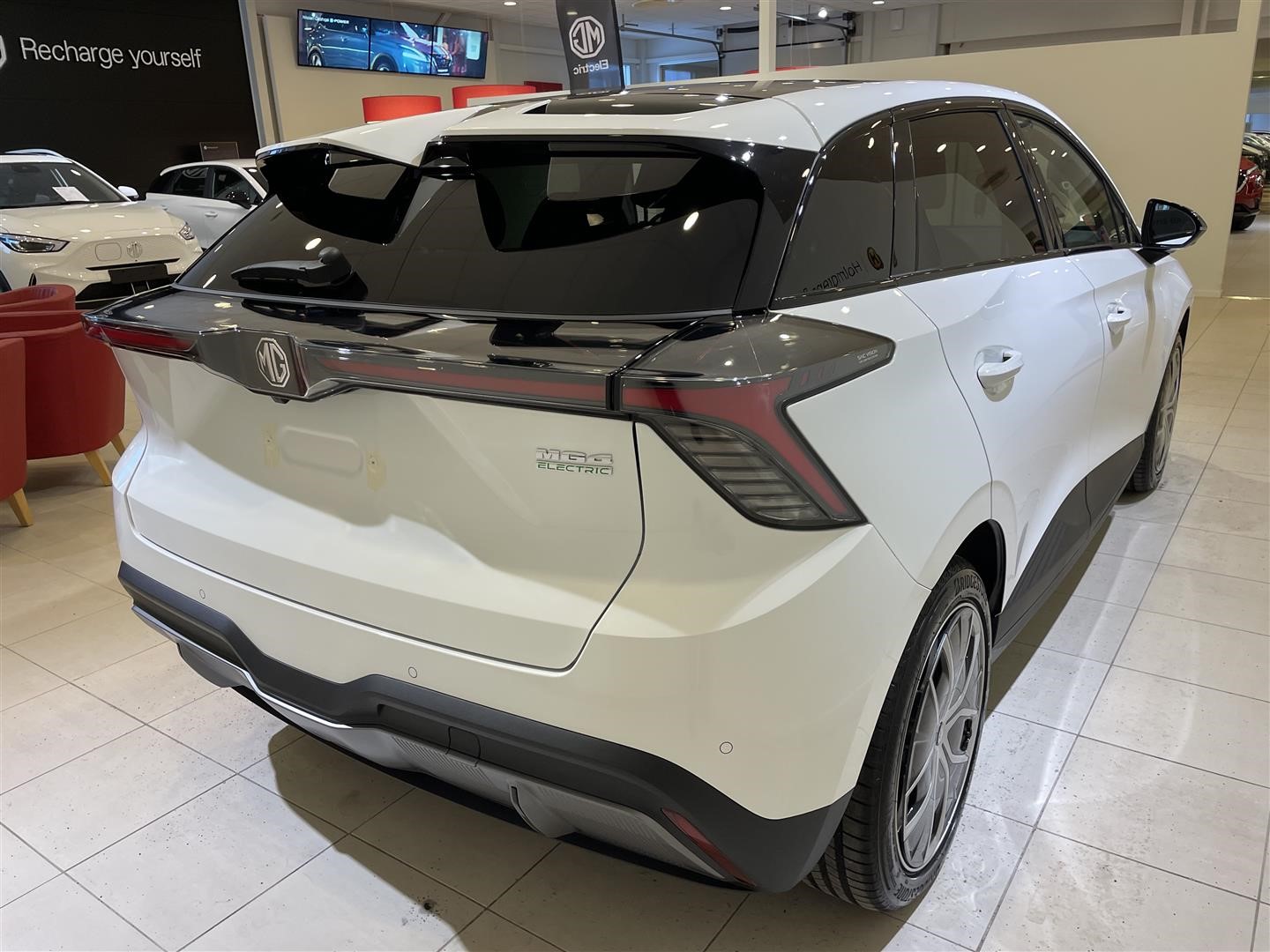 Trophy Extended Range 77kWh_6