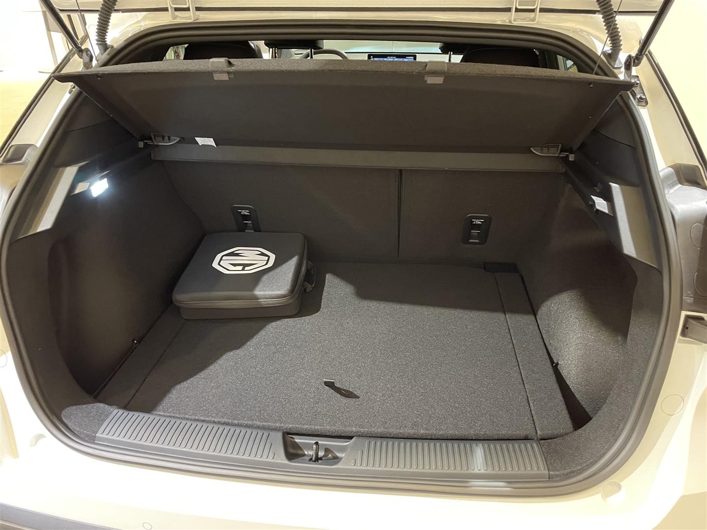 Trophy Extended Range 77kWh_16