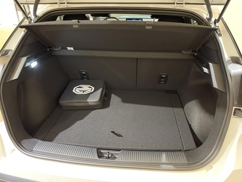Trophy Extended Range 77kWh_16