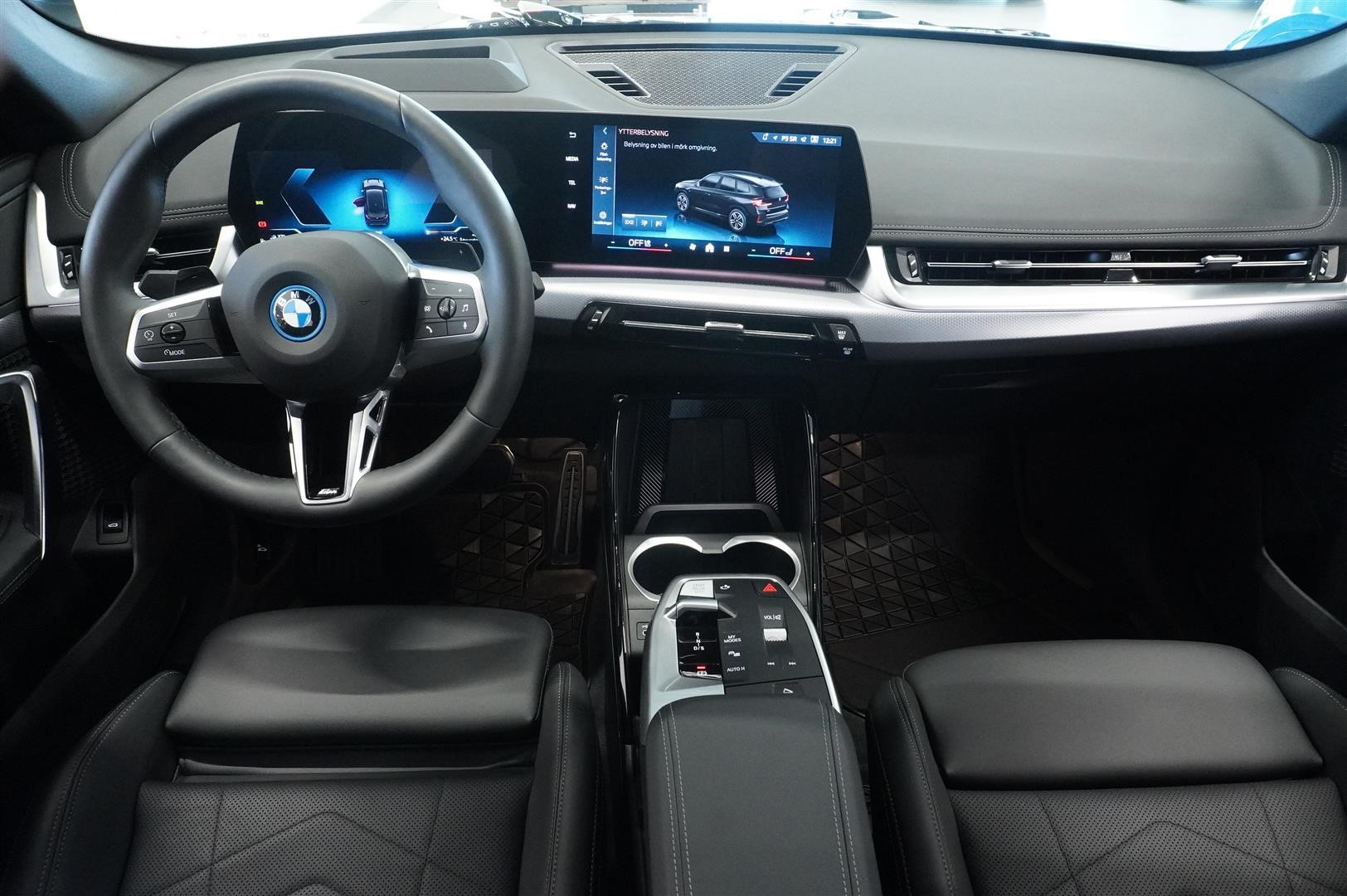 25e xDrive M-Sport Innovation 360 HUD Drag_1