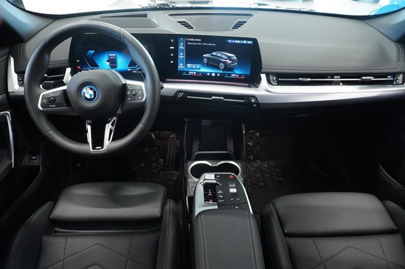 25e xDrive M-Sport Innovation 360 HUD Drag_1