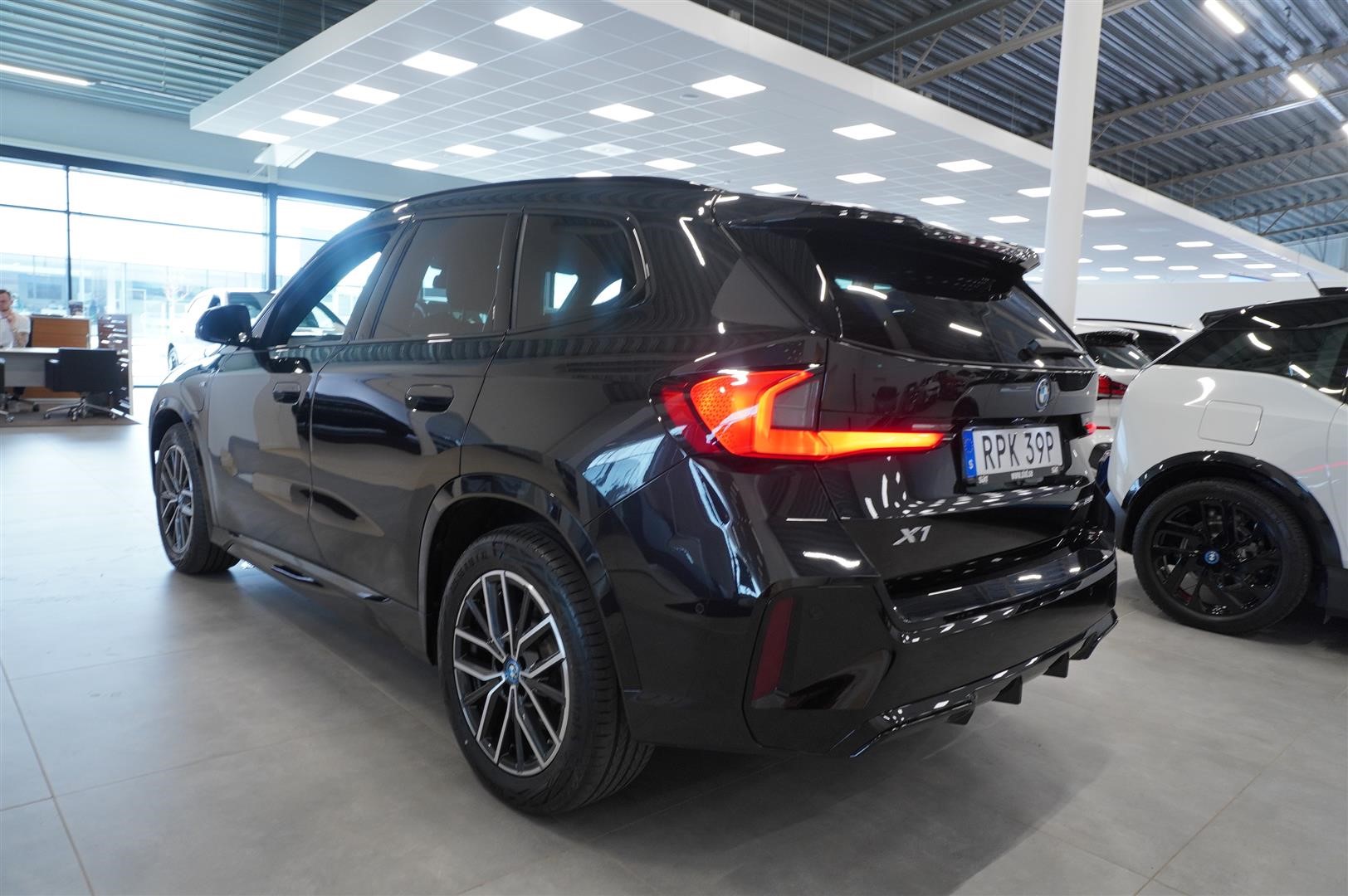 25e xDrive M-Sport Innovation 360 HUD Drag_3