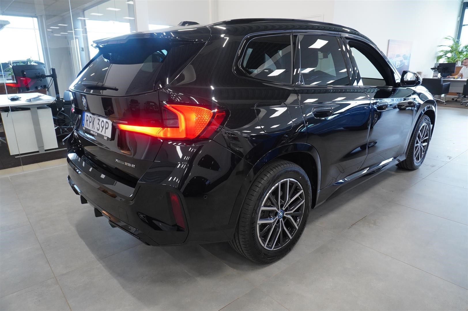 25e xDrive M-Sport Innovation 360 HUD Drag_4