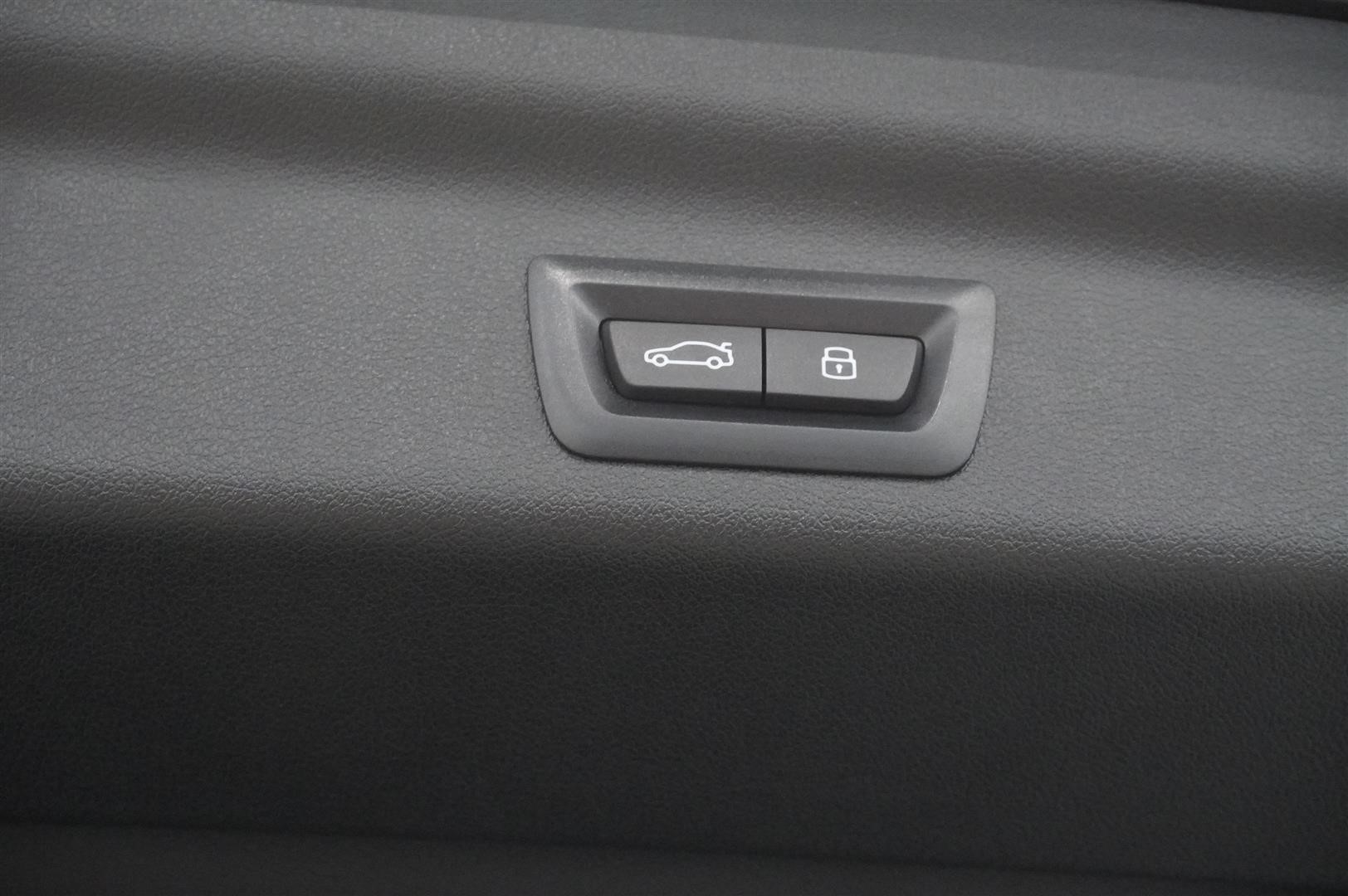 25e xDrive M-Sport Innovation 360 HUD Drag_10