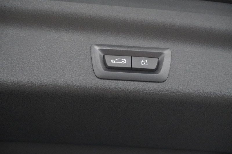 25e xDrive M-Sport Innovation 360 HUD Drag_10