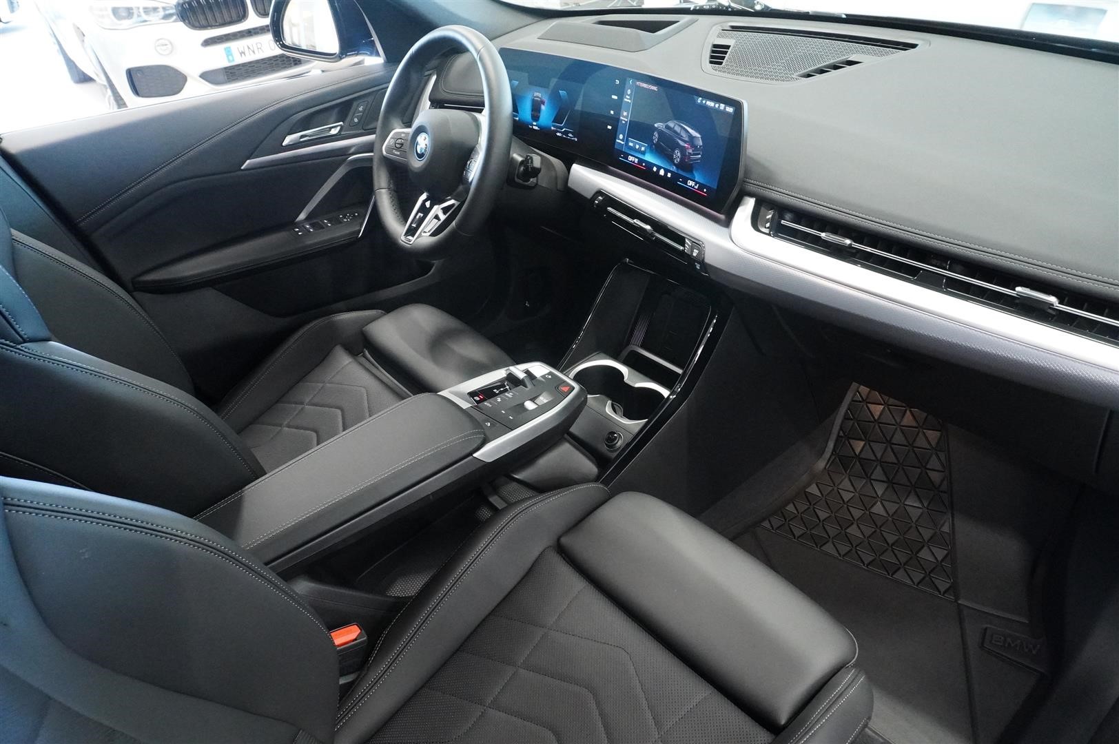 25e xDrive M-Sport Innovation 360 HUD Drag_12
