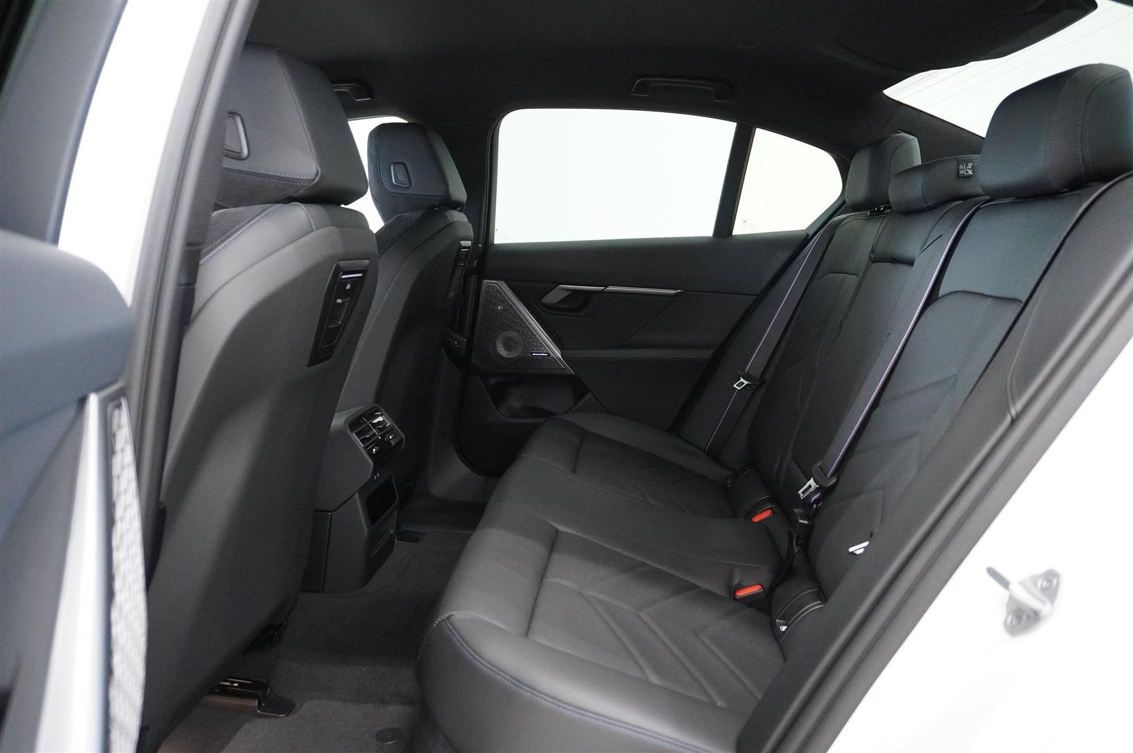 Sedan   Sedan M Sportpaket Pro Comfort Bowers & Wilkins_14