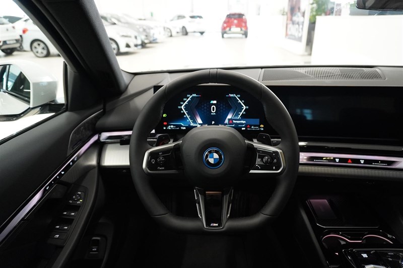 Sedan   Sedan M Sportpaket Pro Comfort Bowers & Wilkins_16
