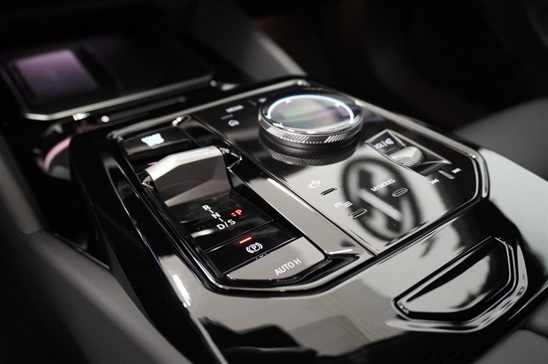 Sedan   Sedan M Sportpaket Pro Comfort Bowers & Wilkins_19