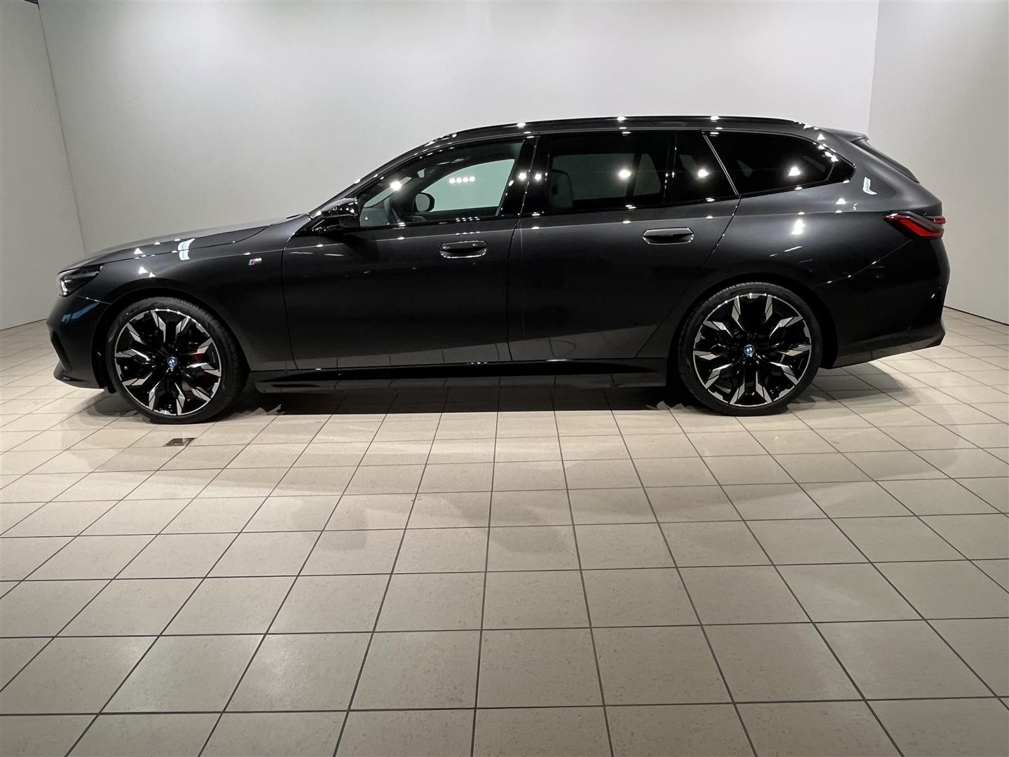 Touring M Sport Pro Innovation B&W DAP Drag_1
