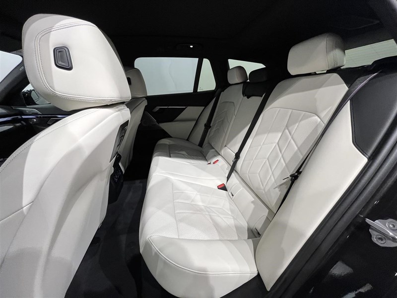 Touring M Sport Pro Innovation B&W DAP Drag_6