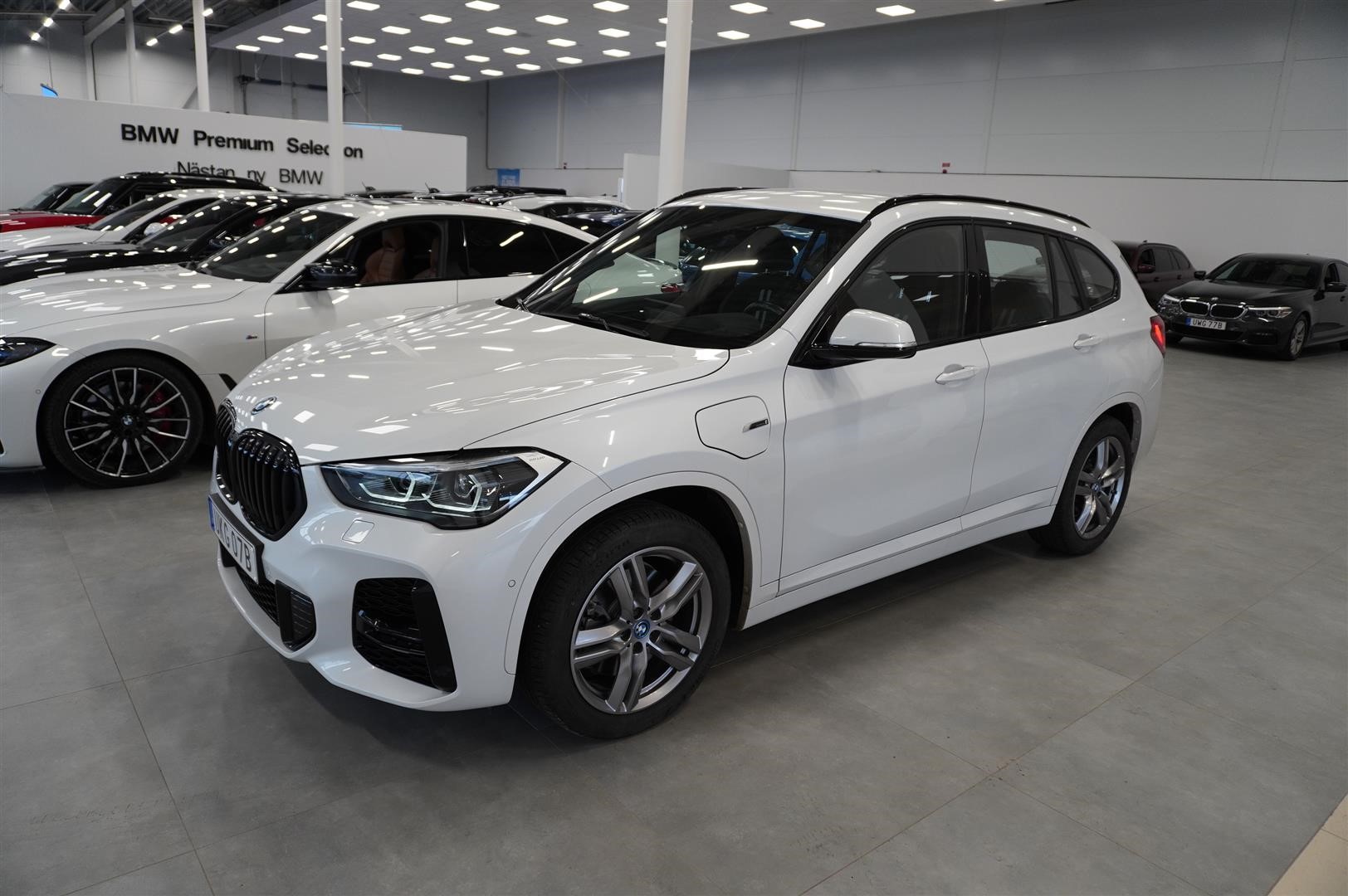 xDrive25e M-Sport Navi Head-Up Backkamera Rattvärme Leasebar_3