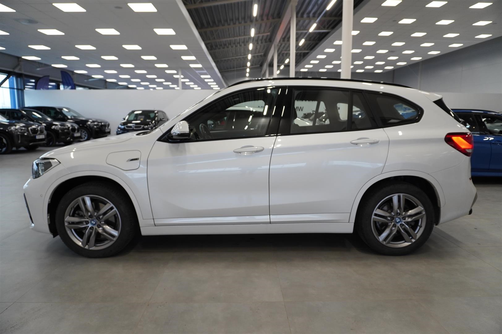 xDrive25e M-Sport Navi Head-Up Backkamera Rattvärme Leasebar_4