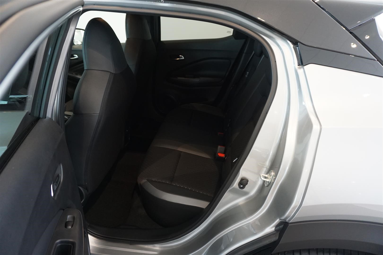 Nissan Juke Hybrid DIG-T 143 hk AMT N-Connecta Navi 2-Tone My23 Hsw_4