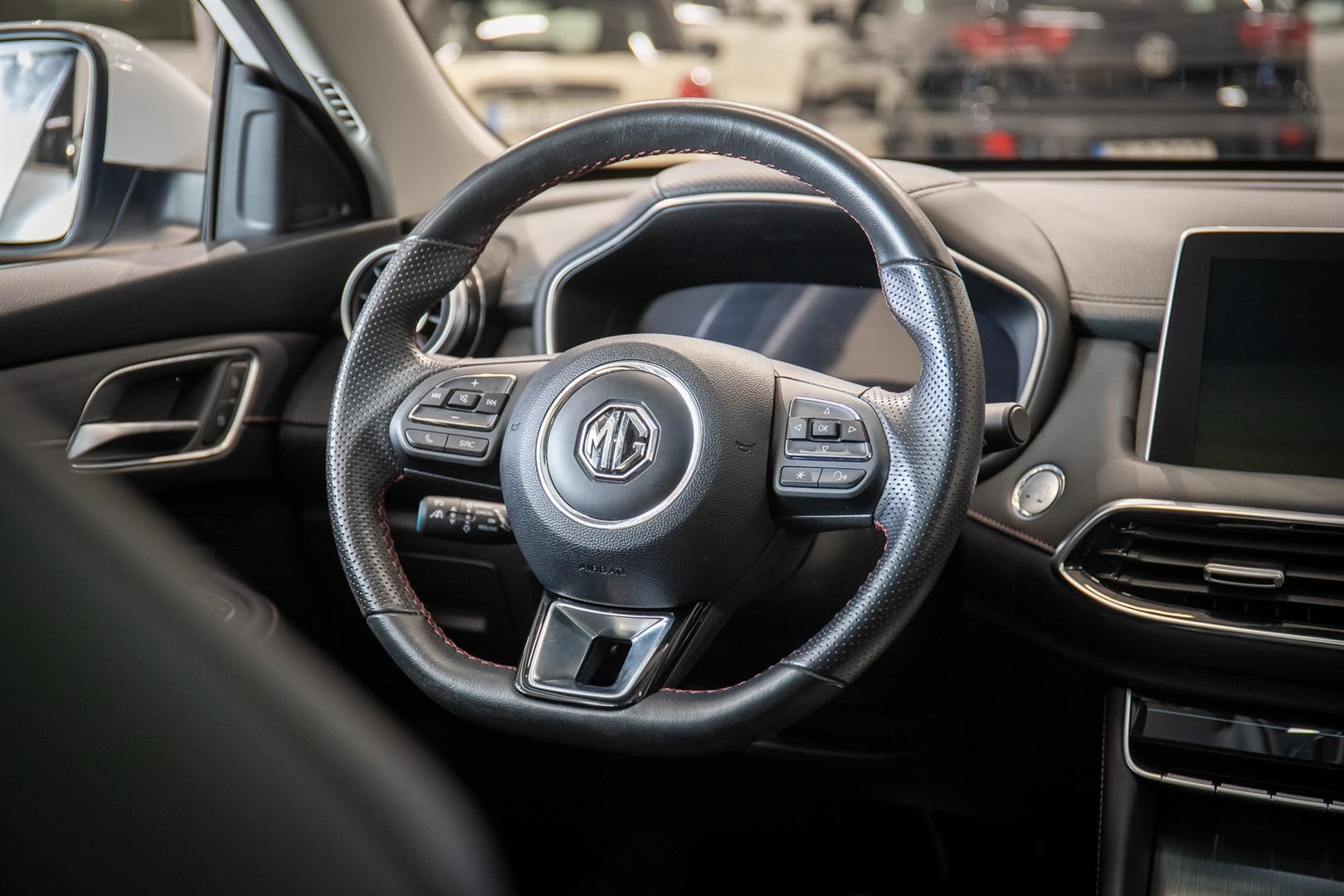 MG EHS Luxury Plug-In Pano Läder Navi_8