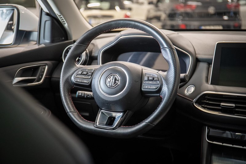 MG EHS Luxury Plug-In Pano Läder Navi_8
