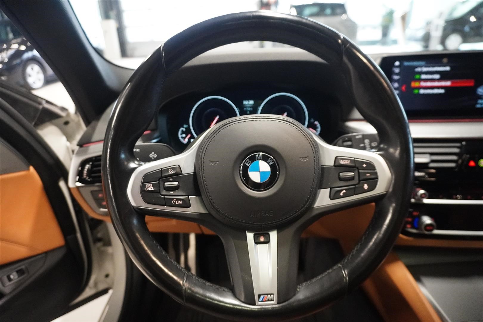 Touring M Sport Innovation Drag Pano H K HUD_13